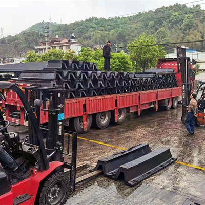 OEM सुपर आर्क समुद्री रबड़ फेंडर 1015kN प्रतिक्रिया बल