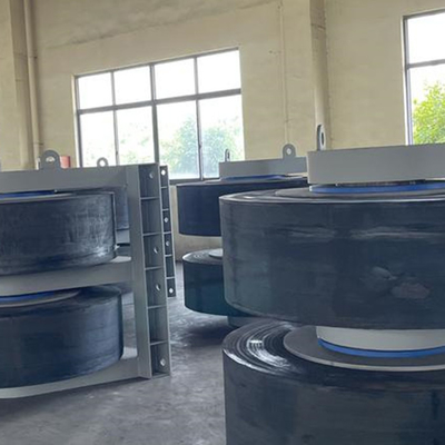 अपतटीय प्लेटफार्मों के लिए उच्च शक्ति वाले रबर डॉक फेंडर प्रदर्शन और स्थायित्व